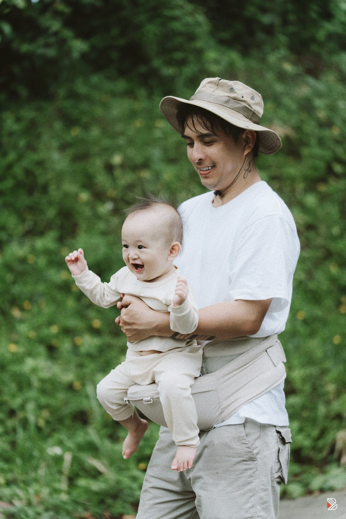 Nam ca sĩ nhiều lần khiến khán giả thích thú khi khoe khoảnh khắc địu con đi dạo, ánh mắt ngập tràn niềm vui của một người cha bỉm sữa. Ảnh: FB Hồ Quang Hiếu.