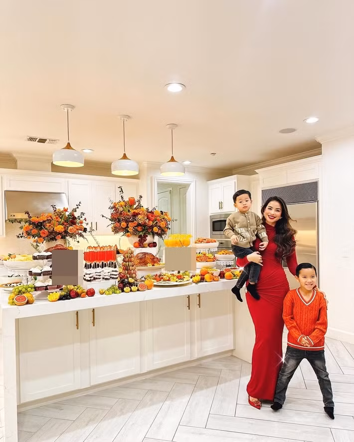 Phạm Hương có hai con trai. Về bố của hai con, nàng hậu giữ kín danh tính. Vào năm 2022, Phạm Hương và nửa kia đã về Việt Nam chụp ảnh cưới.