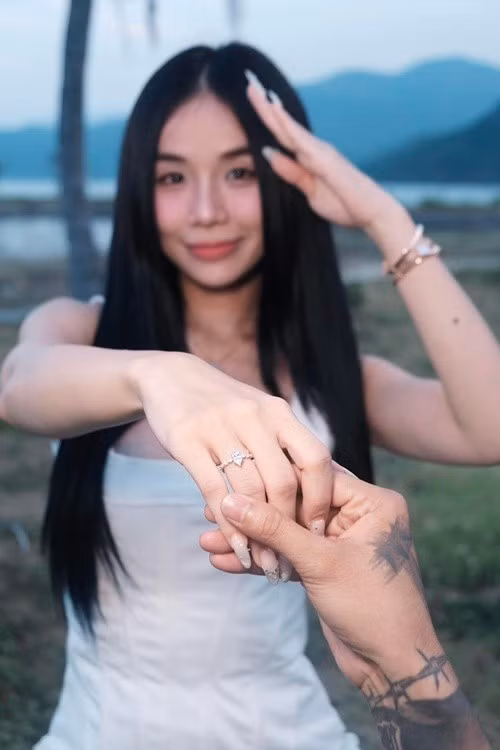 Đạt G cầu hôn vợ cũ Hoài Lâm vào ngày 30/4/2025. Nam rapper chia sẻ, cầu hôn Bảo Ngọc là một việc làm quan trọng nhất trong cuộc đời anh. Ảnh: FB Bảo Ngọc.