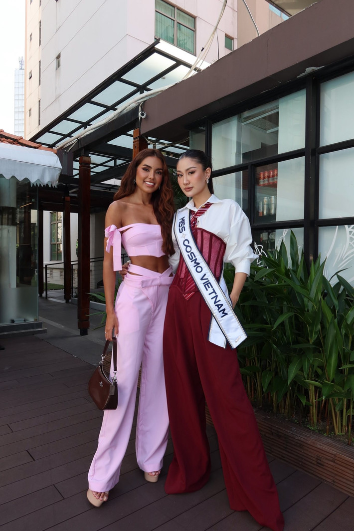 Hoa hậu Phương Linh còn chọn phong cách ăn mặc cá tính, năng động ở Miss Cosmo 2025.