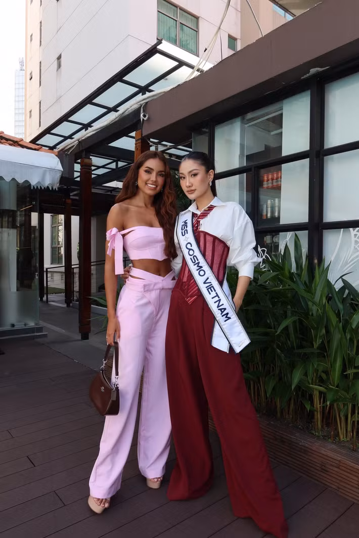 Hoa hậu Phương Linh còn chọn phong cách ăn mặc cá tính, năng động ở Miss Cosmo 2025.