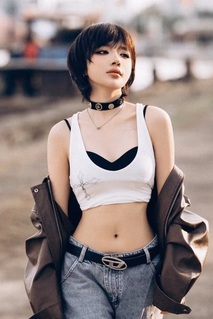 Sau khi cắt tóc ngắn, LyLy mang đến diện mạo hoàn toàn mới, trẻ trung và cá tính hơn. Ảnh: FB LyLy.