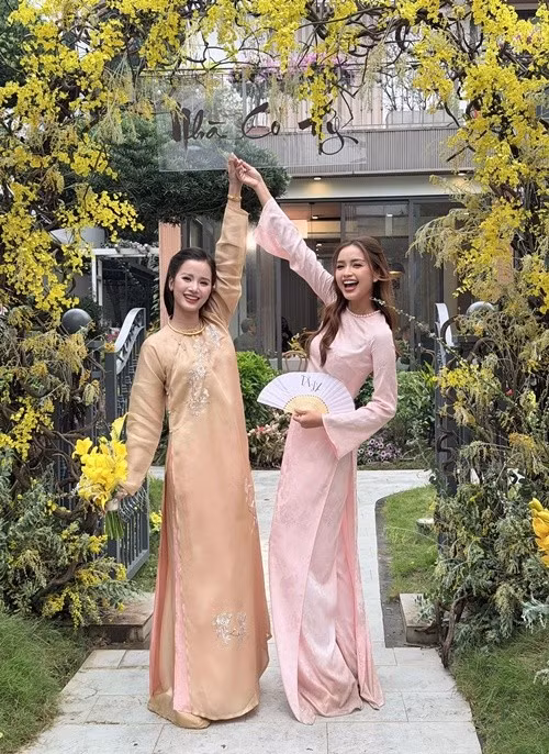 Hoa hậu Ngọc Châu dự lễ vu quy của Hương Ly. "Hôm nay cô Tư về nhà chồng", Ngọc Châu viết trên trang cá nhân. Ảnh: FB Ngọc Châu.