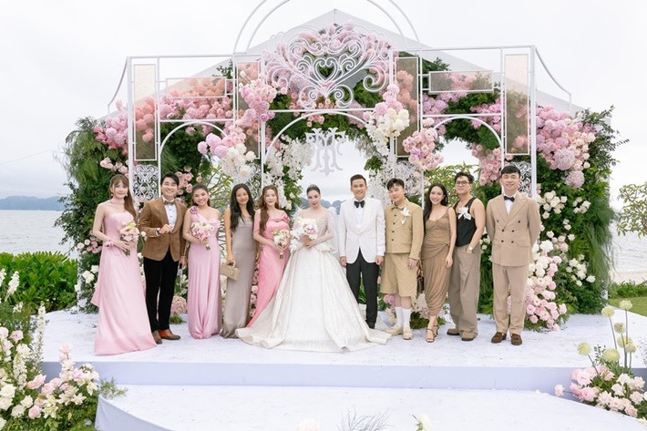 Thiều Bảo Trâm, Lý Nhã Kỳ và Myra Trần là phụ dâu trong đám cưới Hồ Quỳnh Hương. Ảnh: FB Hồ Quỳnh Hương.