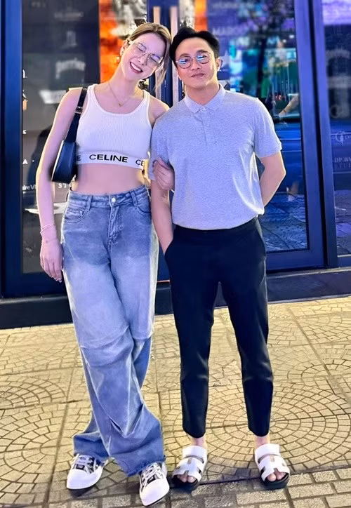 Theo Người Đưa Tin, năm 2024, Cường Đô la đăng tải hình ảnh bên Diệp Lâm Anh và hài hước viết: "Gia đình cần tìm người yêu cho bé đứng bên cạnh. Ai có giới thiệu nhé". Ảnh: Phụ Nữ Việt Nam.