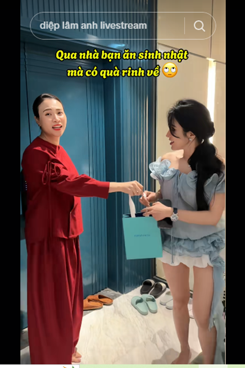 Mới đây, trên trang cá nhân, Diệp Lâm Anh cho biết, khi đến nhà Đàm Thu Trang dự tiệc sinh nhật, cô được tặng quà. Ảnh: FB Diệp Lâm Anh.