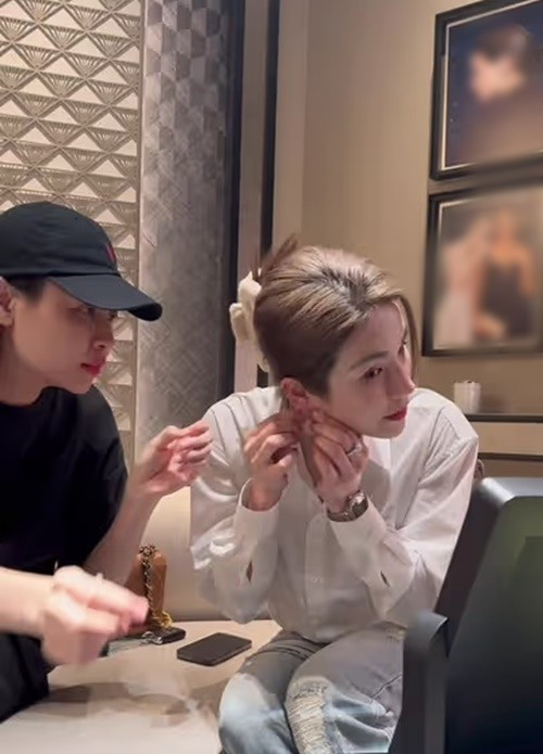 Đàm Thu Trang thường xuyên tặng quà cho Diệp Lâm Anh. "Tặng dây chuyền xong bạn đòi đi mua bông tai. Người chiều bạn gọi tên Đàm Thu Trang", Diệp Lâm Anh từng cho biết. Ảnh: Instagram Diệp Lâm Anh.