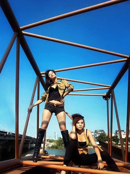 Đàm Thu Trang và Diệp Lâm Anh giữ mối quan hệ thân thiết trong 15 năm qua. Ảnh: Phụ Nữ Việt Nam.