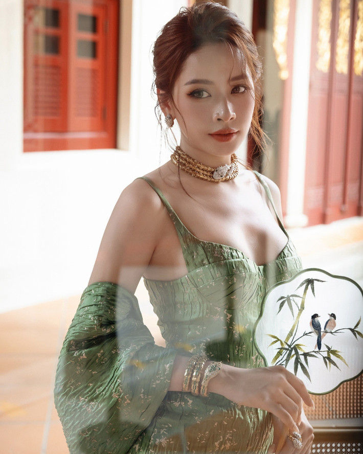 Chi Pu đầu tư váy áo, phụ kiện hàng hiệu. Nhiều người đánh giá nữ diễn viên là một trong những mỹ nhân ăn mặc thời thượng nhất nhì Vbiz. Ảnh: FB Chi Pu.