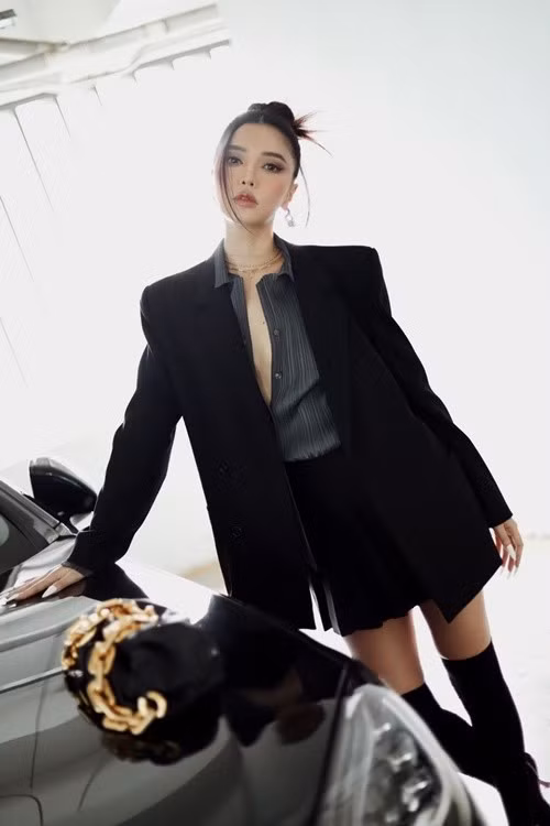 Giọng ca Bùa yêu ăn mặc sành điệu. Ảnh: FB Bích Phương.