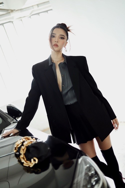 Giọng ca Bùa yêu ăn mặc sành điệu. Ảnh: FB Bích Phương.