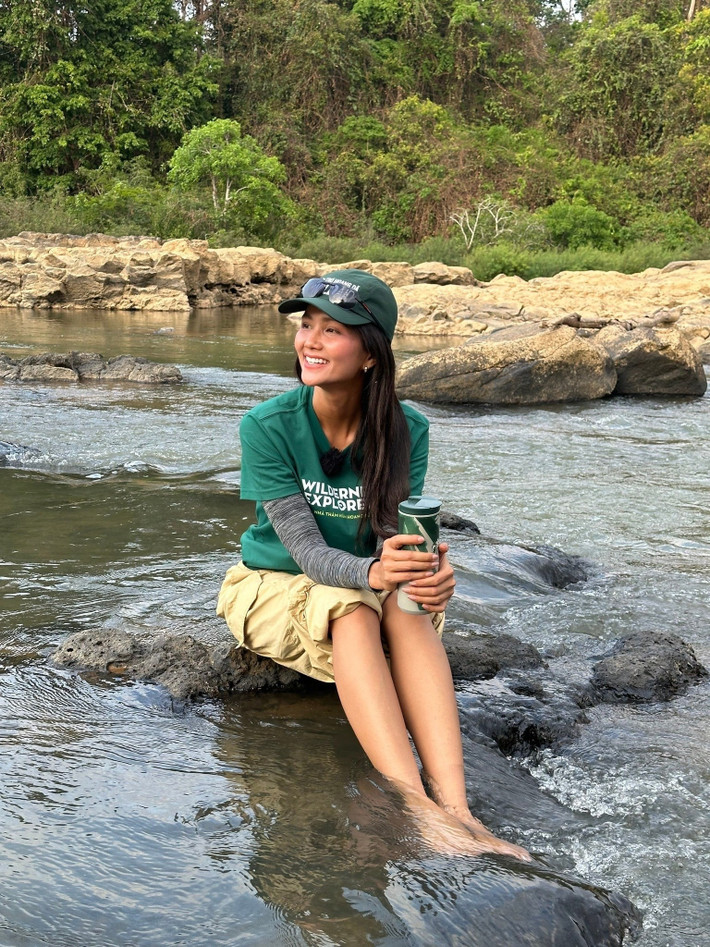 Nhiều năm qua, H’Hen Niê tích cực tham gia các dự án thiện nguyện. Với cô, danh hiệu hoa hậu là cơ hội để lan tỏa điều tích cực, đóng góp cho cộng đồng và xã hội.