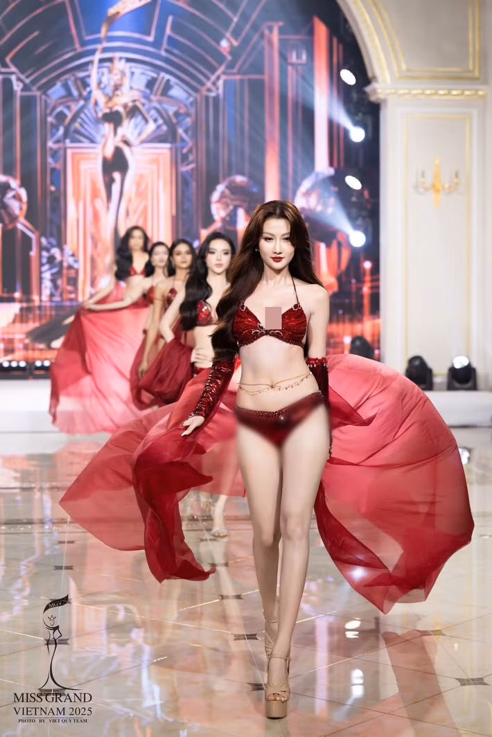 Sắc vóc của nàng hậu nuột nà khiến người đối diện khó rời mắt.