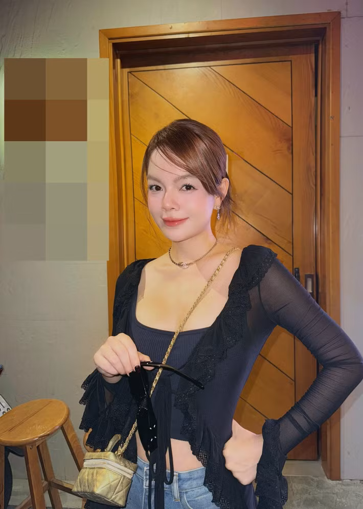 Phạm Quỳnh Anh bắt đầu ca hát từ năm 1997 khi tham gia nhóm nhạc Sắc Màu. Nhóm này hoạt động đến năm 2002 thì tan rã. Ảnh: FB Phạm Quỳnh Anh.