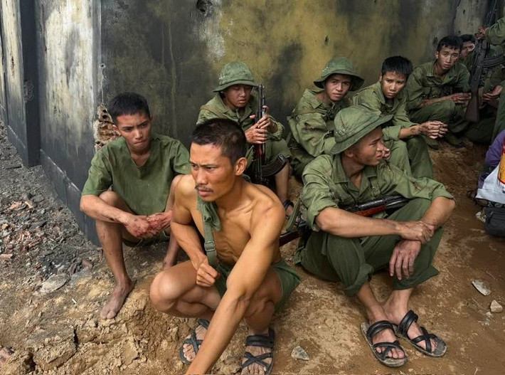 Phương Nam gầy gò, rám nắng trên phim trường Mưa đỏ. Ảnh: FB Phương Nam.