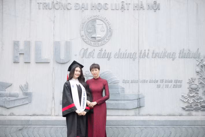 Cô có 12 năm liền đạt danh hiệu học sinh giỏi, IELTS 7.0, tốt nghiệp lớp chất lượng cao Đại học Luật Hà Nội.