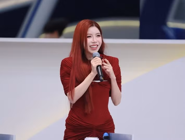 Ở vòng mở màn, cô mang đến tiết mục "Moonlight", kết hợp vũ đạo, múa cột và khả năng thanh nhạc. Ảnh: FB Trang Pháp.