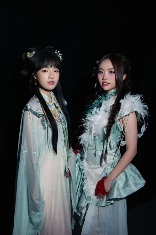 Khả Lâu cho biết: "Buổi tiệc sinh nhật tối ngày 11/1 lại càng khiến mình không thể nào quên. Mọi thứ đều đã được các bạn chuẩn bị sẵn, mình chỉ cần đến đó, từng bước một, đón nhận những bất ngờ và tình cảm mà các bạn dành cho mình. Dù ngôn ngữ khác nhau, có rất nhiều điều chưa thể nói thành lời, nhưng mình luôn tin rằng tình yêu của chúng ta được kết nối chặt chẽ với nhau". Ảnh: FB Phương Mỹ Chi.