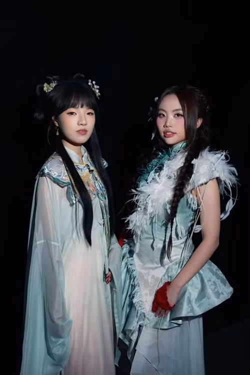 Khả Lâu cho biết: "Buổi tiệc sinh nhật tối ngày 11/1 lại càng khiến mình không thể nào quên. Mọi thứ đều đã được các bạn chuẩn bị sẵn, mình chỉ cần đến đó, từng bước một, đón nhận những bất ngờ và tình cảm mà các bạn dành cho mình. Dù ngôn ngữ khác nhau, có rất nhiều điều chưa thể nói thành lời, nhưng mình luôn tin rằng tình yêu của chúng ta được kết nối chặt chẽ với nhau". Ảnh: FB Phương Mỹ Chi.