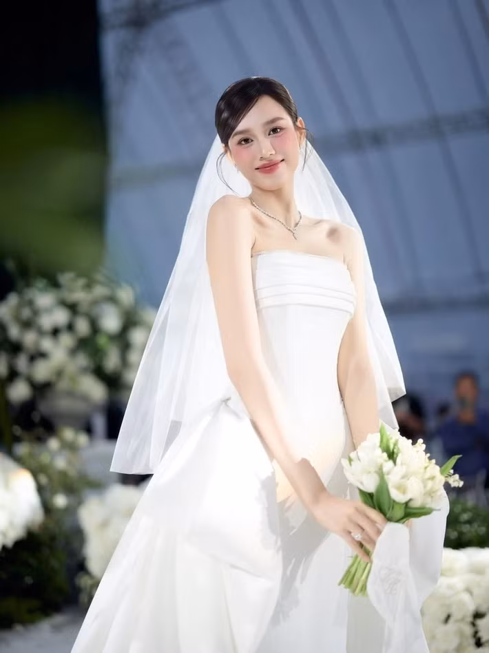 Hoa hậu Đỗ Thị Hà diện một số mẫu váy cưới gợi cảm trong đám cưới tối ngày 22/10 tại Quảng Trị. Ảnh: Znews.