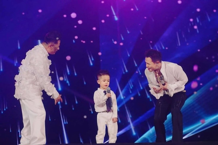 Bé Benly tự tin hát cùng bố và các nghệ sĩ của Anh trai vượt ngàn chông gai trước hàng nghìn khán giả. Ảnh: FB Benly Nguyễn.