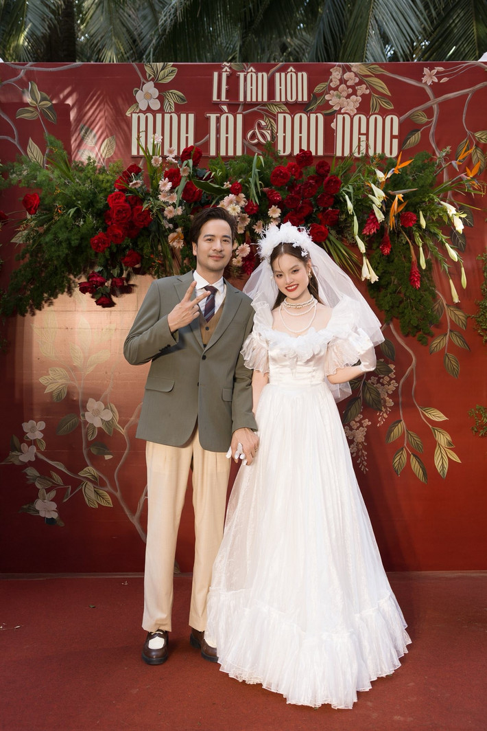 Theo Du Lịch TP HCM, gia đình Đoàn Minh Tài chuẩn bị mâm cỗ cưới với các món ăn đậm đà hương vị quê nhà cũng như mang đến những hoạt động trải nghiệm gần gũi, vui nhộn như đi cầu khỉ, tạo nên nhiều khoảnh khắc đáng nhớ cho khách mời. Ảnh: FB Đoàn Minh Tài.