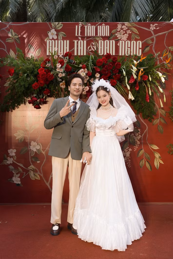 Theo Du Lịch TP HCM, gia đình Đoàn Minh Tài chuẩn bị mâm cỗ cưới với các món ăn đậm đà hương vị quê nhà cũng như mang đến những hoạt động trải nghiệm gần gũi, vui nhộn như đi cầu khỉ, tạo nên nhiều khoảnh khắc đáng nhớ cho khách mời. Ảnh: FB Đoàn Minh Tài.