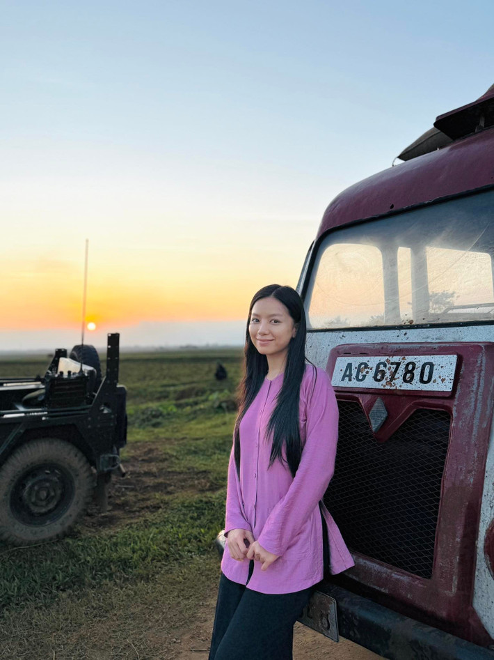 Hạ Anh gây ấn tượng bởi sự mộc mạc trong phim Mưa đỏ.