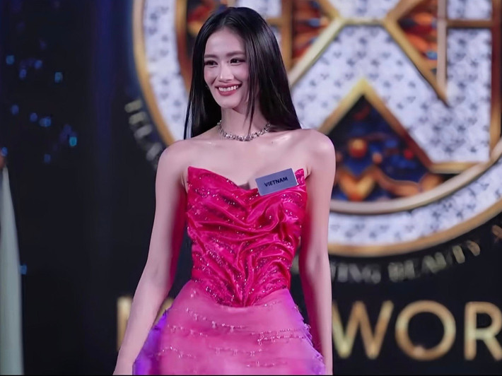 Với trang phục tự chọn, Ý Nhi diện thiết kế của NTK Thượng Gia Kỳ. Trang phục mang tông hồng chủ đạo, lấy cảm hứng từ vẻ đẹp của hoa sen Việt trên dòng nước óng ánh. Điểm nhấn là phần corset tạo hình những nếp gấp nghệ thuật độc đáo. Phần chân váy xẻ cao, khoe khéo đôi chân dài nuột nà. Ảnh: FB Ý Nhi.