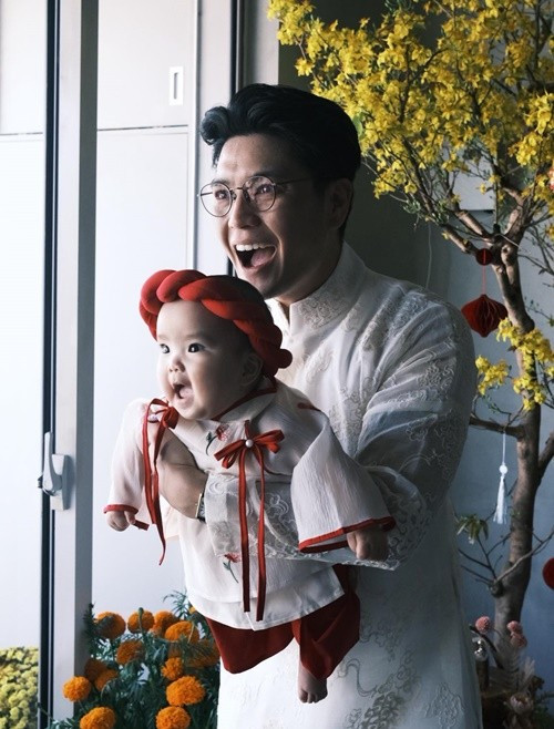 Con gái của Ngô Thanh Vân và Huy Trần – bé Gạo gây ấn tượng với vẻ ngoài bụ bẫm, đáng yêu. Cô bé sở hữu gương mặt tròn trịa, làn da sáng và đôi mắt to. Ảnh: Instagram Huy Trần.