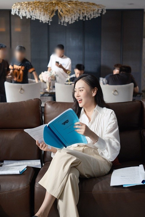 Khoảng tháng 7, nữ diễn viên trở lại phim trường sau ít năm vắng bóng. Phương Oanh đóng nữ chính phim Gió ngang khoảng trời xanh đang lên sóng. Ảnh: FB Phương Oanh.