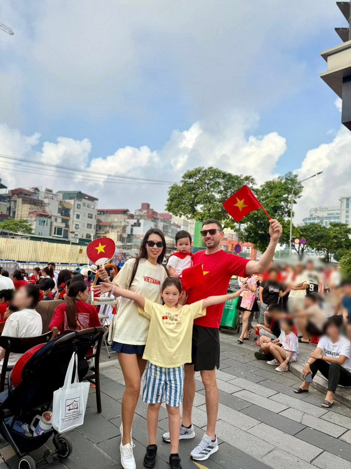 Siêu mẫu Hà Anh cùng chồng con háo hức xem diễu binh. Ảnh: FB Hà Anh.