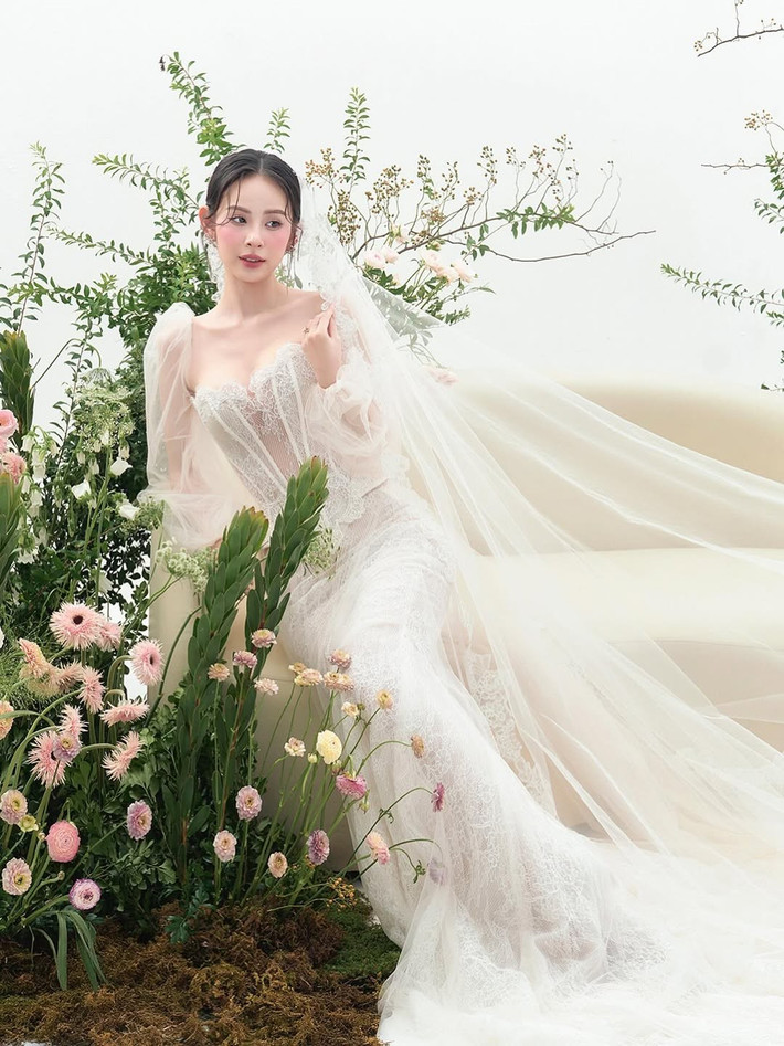 Sau lễ đính hôn, Hương Liên vẫn tích cực tham gia các sự kiện, chương trình. Ảnh: Instagram Hương Liên.