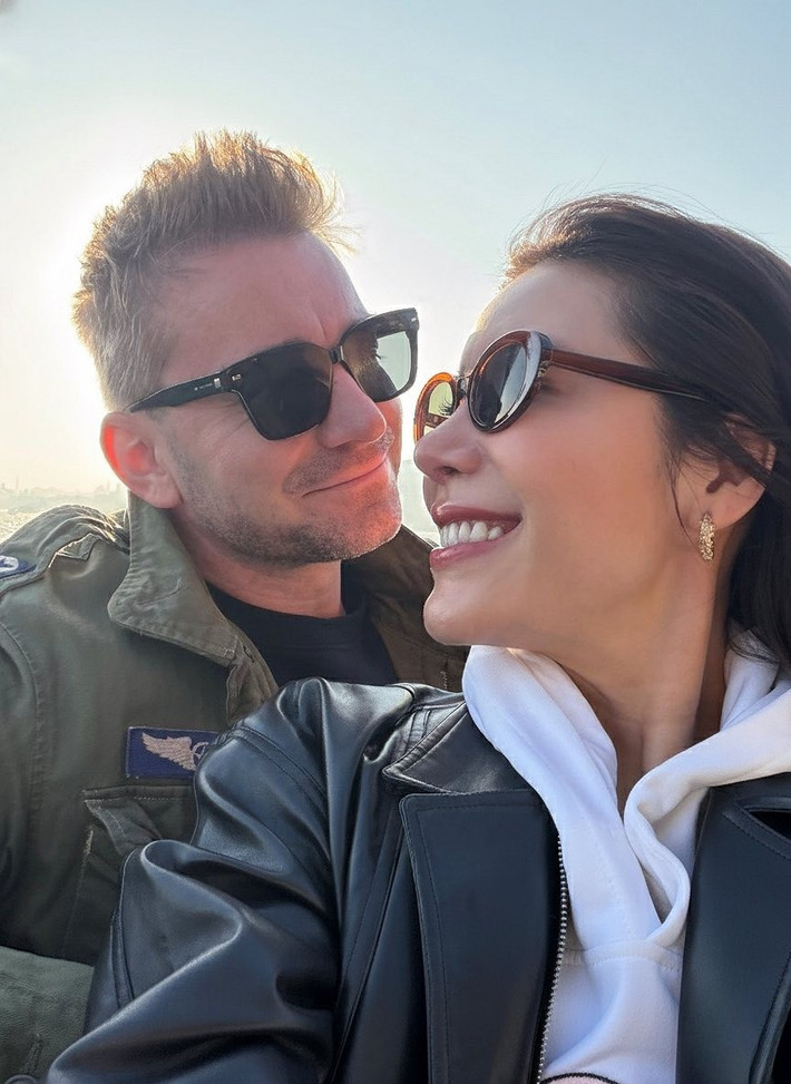 Vợ chồng Minh Tú thường xuyên đi du lịch hâm nóng tình cảm. Vào tháng 11/2025, nữ người mẫu được bạn đời dẫn đi chơi nước ngoài mừng sinh nhật.