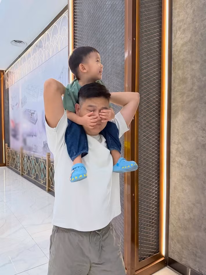 Những khoảnh khắc anh cùng vợ thay phiên nhau bế con, hay đôi khi là ánh nhìn đầy thấu hiểu giữa hai vợ chồng, cho thấy người bạn đời của Minh Hằng chính là chỗ dựa vững chãi nhất của cô.