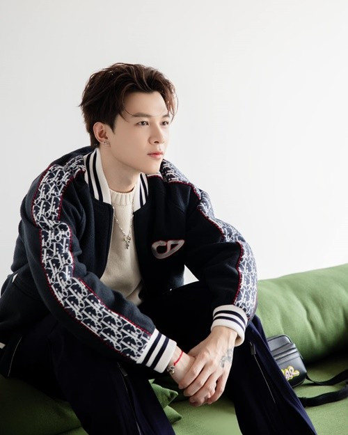 Nam ca sĩ từng gặp sự cố bởi vẻ ngoài nam tính, bảnh bao của mình. "Tôi nhớ có một lần đi phim, được một bạn makeup che hình xăm ở tay cho nhưng bạn cứ nhìn mặt tôi. Nên, bạn che hình xăm bị lệch. Cuối cùng mất thêm thời gian để che lại hình xăm", chồng Diệu Nhi chia sẻ trên Người Đưa Tin. Ảnh: FB Anh Tú.