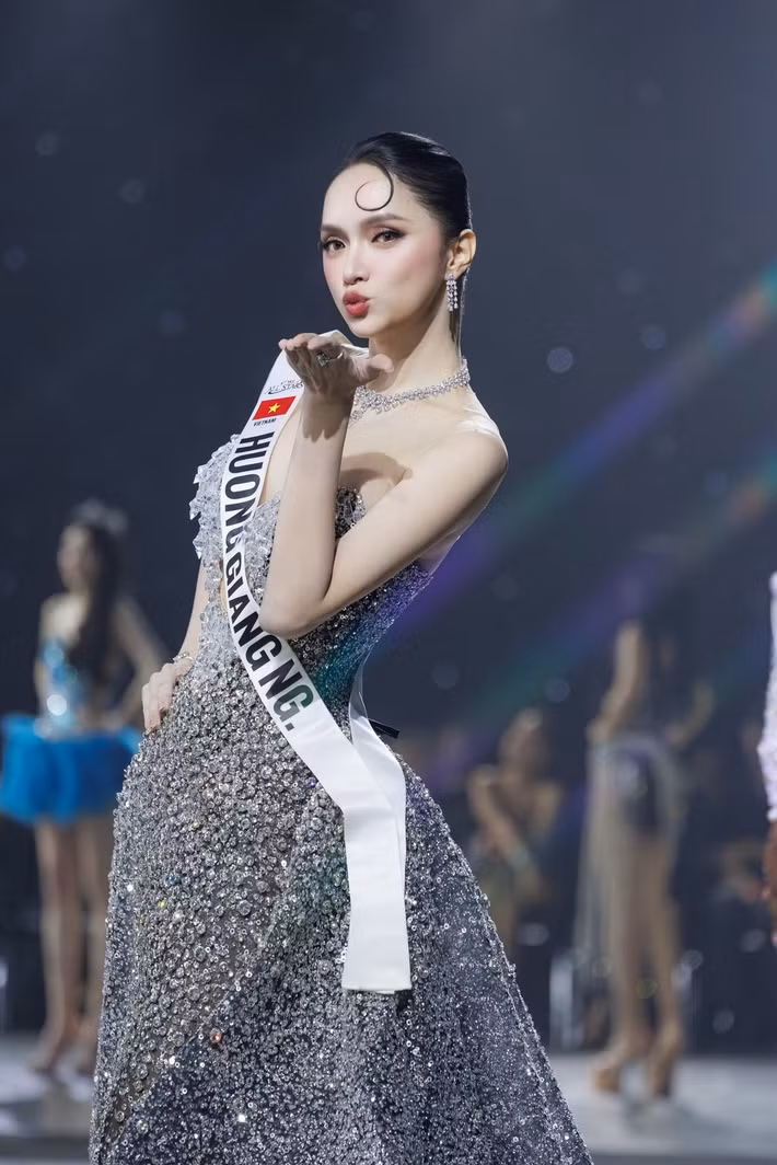 Khoảnh khắc Hương Giang nhận dải băng tên mình cho thấy thần thái tự tin và khả năng làm chủ sân khấu của đại diện Việt Nam.