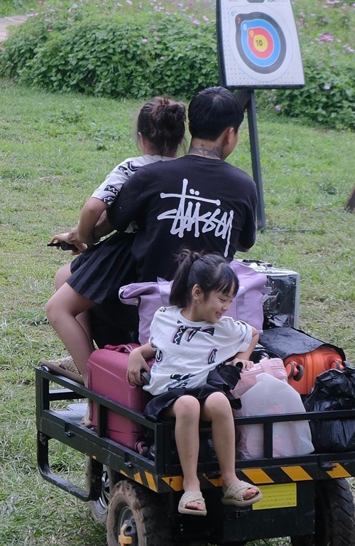 Gần đây, Đạt G tiết lộ sở thích của hai con gái là nghe nhạc của anh và xem video về một nhân vật hoạt hình. Ảnh: FB Đạt G.