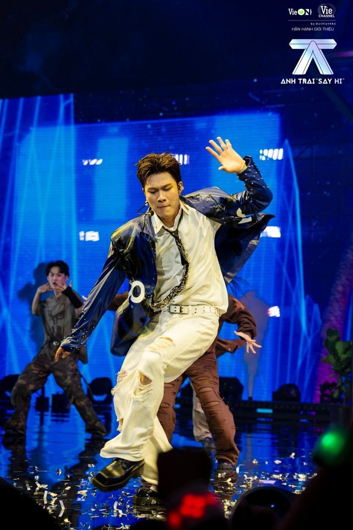 Năm 2024, Dương Domic vụt sáng khi tham gia Anh trai say hi. Anh được đánh giá là nhân tố nổi bật khi biết sáng tác, hát và nhảy. Dương Domic gây chú ý qua các phần trình diễn: Đều là của em, Cứ để anh ta rời đi, Tràn bộ nhớ. Ảnh: FB Dương Domic.