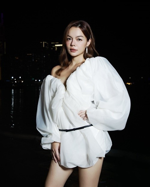 Phạm Quỳnh Anh hoạt động solo sau khi H.A.T tan rã. Cô có nhiều bài hát được yêu thích như Không đau vì quá đau, Bụi bay vào mắt, Tình yêu cao thượng. Hiện tại, nữ ca sĩ vẫn miệt mài chạy show, ra mắt sản phẩm âm nhạc. Ảnh: FB Phạm Quỳnh Anh.