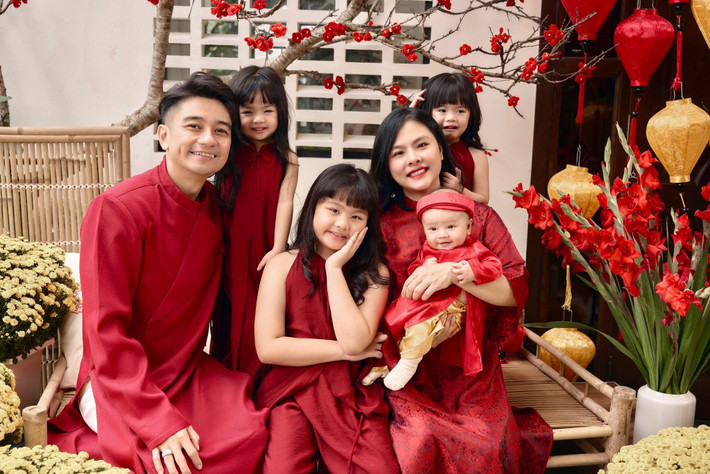 Vân Trang cùng chồng con diện áo dài đón Tết Nguyên đán 2025.