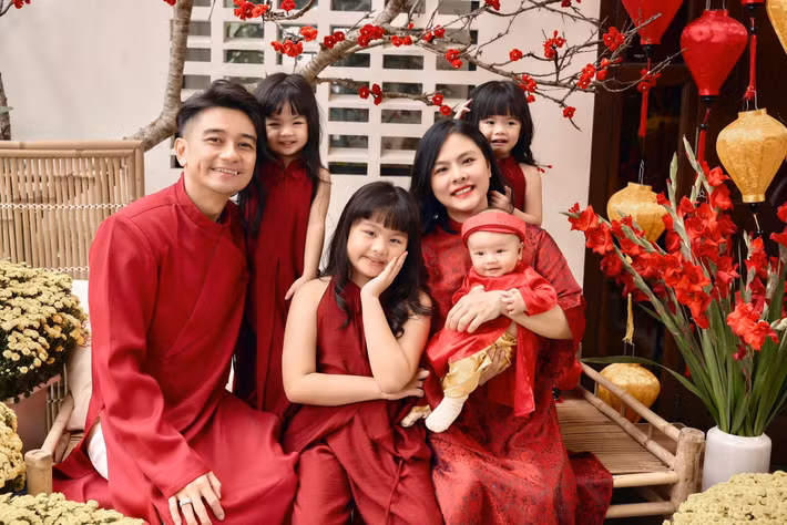 Vân Trang cùng chồng con diện áo dài đón Tết Nguyên đán 2025.