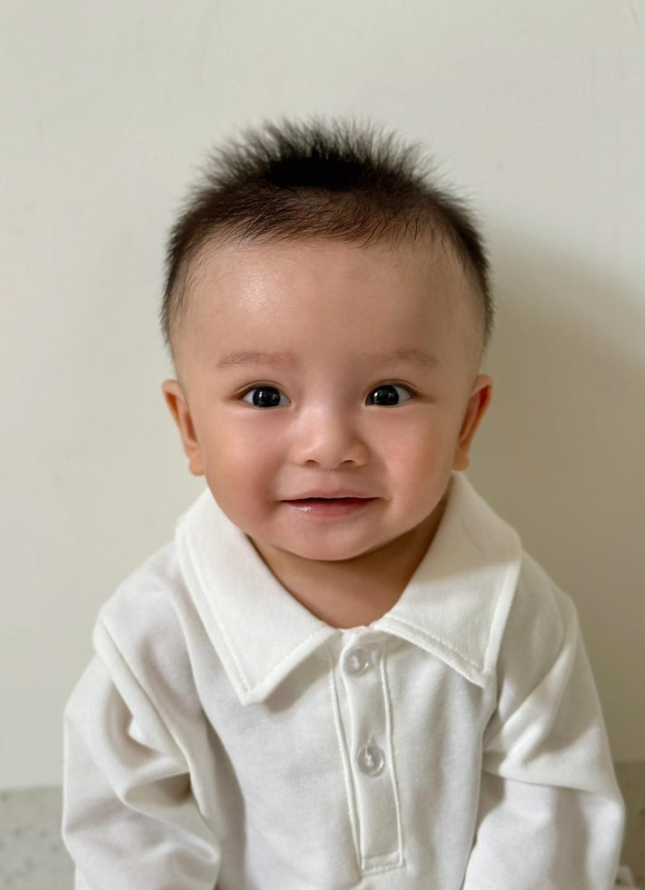 Chia sẻ hình ảnh quý tử, Vân Trang chú thích: "Thanh niên nghiêm túc Quintin".