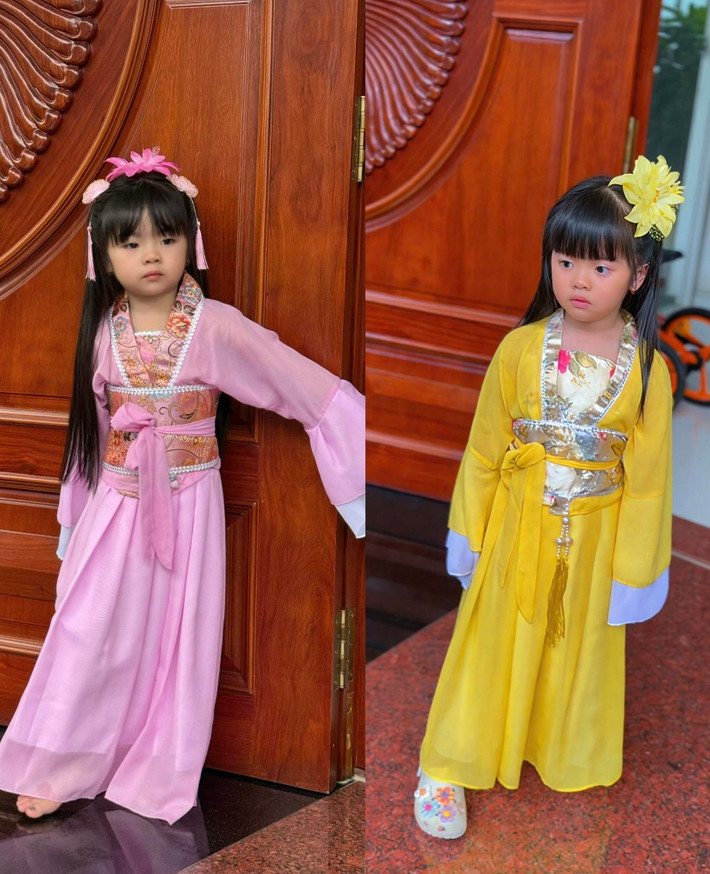 Chia sẻ hình ảnh Quianna và Quinita, Vân Trang hài hước viết: "Sáng nay trời mưa, nên Hằng Nga buồn quá làm sao đi bộ tới trường được đây".