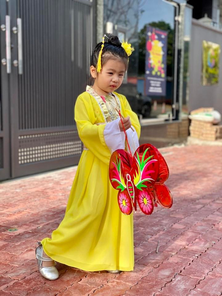 Vân Trang còn chia sẻ hình ảnh bé Queenie hóa chị Hằng cách đây 5 năm .