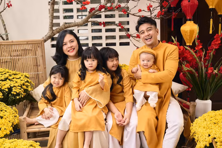Mỗi dịp lễ Tết, Giáng sinh, cả gia đình Vân Trang ăn mặc đồng điệu, chụp ảnh kỷ niệm.