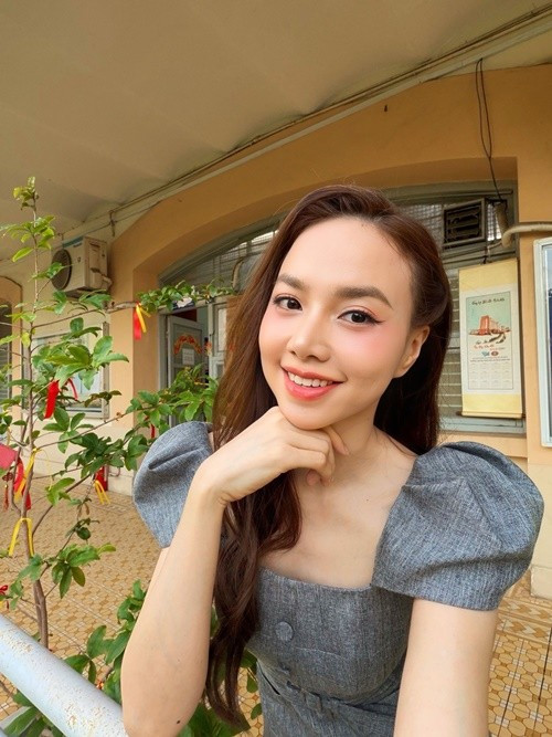 Nữ diễn viên từng đạt 10 điểm trong kỳ thi tốt nghiệp THPT, 9,5 điểm khi thi đại học và là thủ khoa đầu vào khối D. Tại Đại học Khoa học Xã hội và Nhân văn, cô tốt nghiệp cử nhân Báo chí – Truyền thông, đồng thời hoàn thành văn bằng hai chuyên ngành Quan hệ quốc tế. Ngoài ra, cô từng theo học chương trình thạc sĩ ngành Truyền thông tại University of Stirling (Anh).