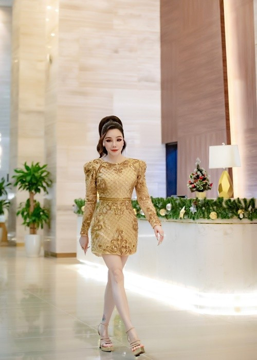 Theo Người Lao Động, Hồ Quỳnh Hương và bạn trai từng là đối tác làm ăn trong 5 năm. “Tới khi tôi chuyển sang làm đồ chay, người bạn đó cũng thích làm đồ chay như tôi rồi dần dần chúng tôi thích nhau”, cô bật mí.