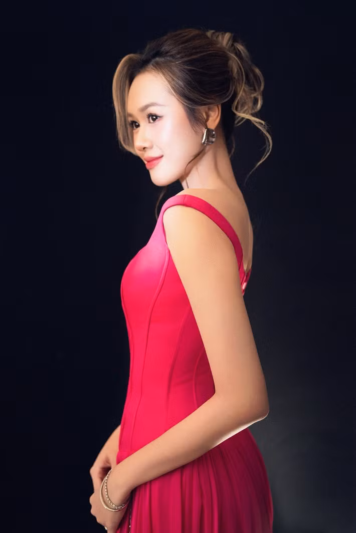 Anh Phạm gây chú ý với gương mặt thanh tú, làn da sáng. Kiểu trang điểm tông hồng kết hợp mái tóc búi gọn giúp nữ diễn viên toát lên vẻ sang trọng, nữ tính. Ảnh: FB Anh Phạm.
