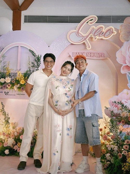 "Buổi tiệc baby shower của bé Gạo cùng mẹ Vân và bố Huy nè. Cậu Jun chúc mẹ Vân và bé Gạo sẽ luôn khoẻ mạnh trong những tháng sắp tới", Jun Phạm chia sẻ. Ảnh: FB Jun Phạm.